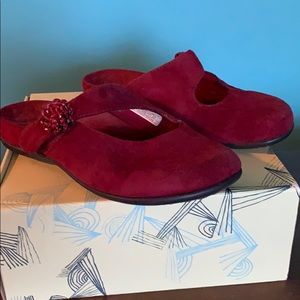 Vionic Size 7 Red Slip On